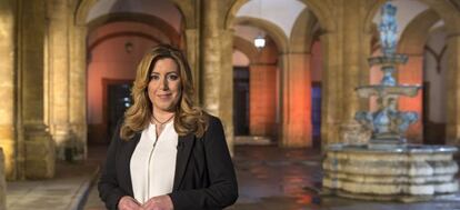 La presidenta de la Junta de Andaluc&iacute;a, Susana D&iacute;az, momentos antes de la grabaci&oacute;n del mensaje institucional de Fin de A&ntilde;o, en el patio del Rectorado de la Universidad de Sevilla. 