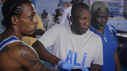 Fotograma de la película 'Boxing Libreville'.