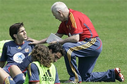 Cesc Fábregas recibe instrucciones del seleccionador nacional, Luis Aragonés, durante un entrenamiento de España en la localidad alemana de Kamen.