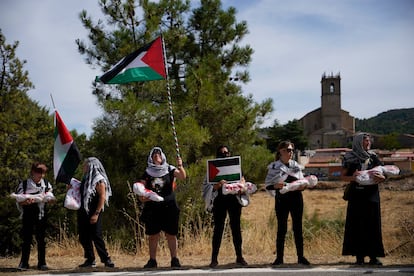 Manifestantes propalestinos en los alrededores de Robledo de Chavela, este sábado. 
