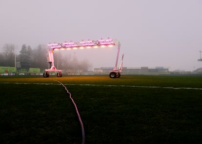 Una estufa móvil calienta la zona del área horas antes del partido una fría mañana de enero en Nailsworth. 