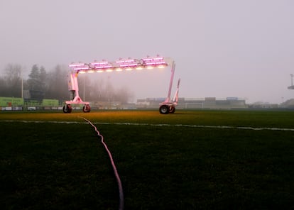 Una estufa móvil calienta la zona del área horas antes del partido una fría mañana de enero en Nailsworth.
