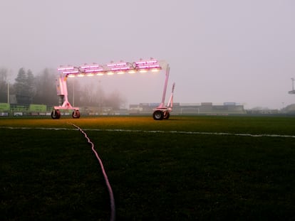 Una estufa móvil calienta la zona del área horas antes del partido una fría mañana de enero en Nailsworth. 