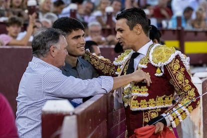 José Mª Manzanares brinda un toro a Alcaraz, acompañado por Camacho.