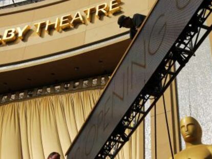 Unos operarios trabajan frente al Teatro Dolby de Los &Aacute;ngeles, donde se entregan los Oscar