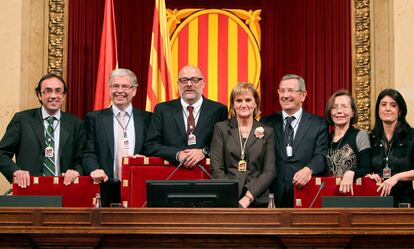 Vista de la composición de la Mesa del Parlament de Cataluña, que ha elegido hoy a Núria de Gispert (c) como la primera presidenta de la cámara catalana, acompañada de los vicepresidentes primero y segundo, Lluís Corominas (3ºd- CIU ) y Higini Clotas (3ºd-PSC ), respectivamente, así como a los cuatro secretarios Josep Rull (i) y Dolors Batalla (d), ambos ( CIU ), Monserrat Tura ( 2ºd)-PSC ) y Jordi Cornet (2ºi-PPC ), posan conjuntamente en el inicio de la sesión de la constitución de la cámara de la IX Legislatura desde la el restablecimiento de la democracía.