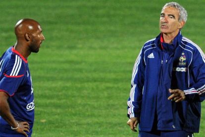 Anelka y Raymond Domenech, durante un entrenamiento.