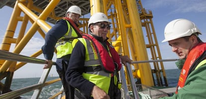 Ignacio Galán en el parque de eólica marina WoDs de Iberdrola en aguas del Reino Unido.