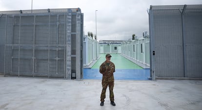 Un miembro de la Armada italiana en el campamento para migrantes construido en Gjadër (Albania), el 11 de octubre. 