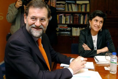 Rajoy, esta mañana con María San Gil en una reunión en Madrid.