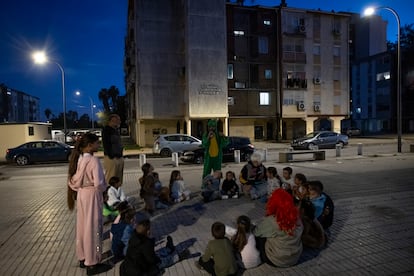 Monitores de la asociacin Entre Amigos jugaban el 5 de diciembre con ni?os del barrio de las Tres Mil Viviendas. 