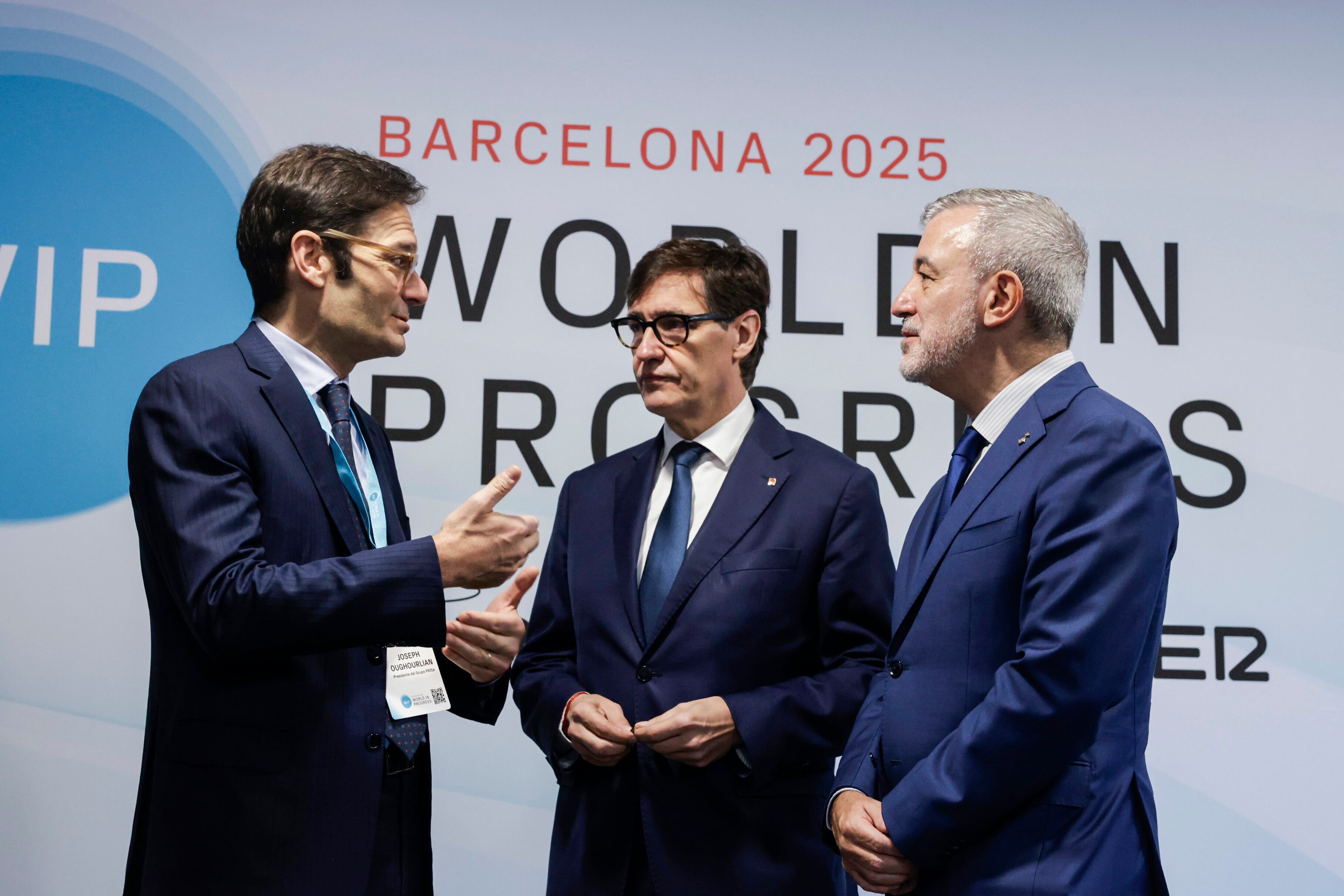 El presidente del Grupo PRISA, Joseph Oughourlian, el presidente de la Generalitat, Salvador Illa, y el alcalde de Barcelona, Jaume Collboni, charlan en el arranque del WIP.