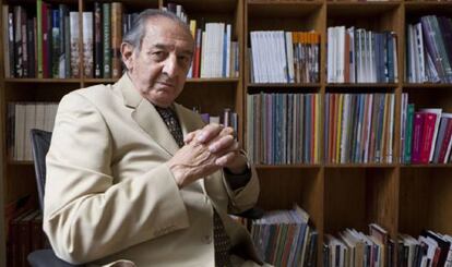 Eduardo Lizalde, en su despacho de la Biblioteca de M&eacute;xico. 