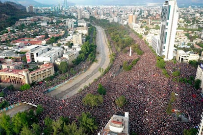 Vista de una de las manifestaciones celebradas en Santiago de Chile, en octubre pasado, para protestar contra la desigualdad.