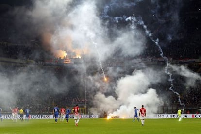 Varias bengalas caen al césped durante el Italia-Croacia. 