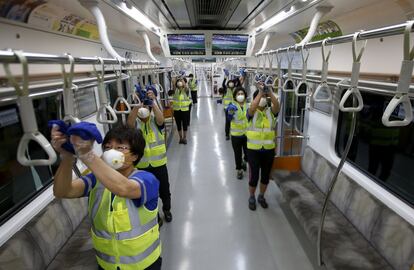Labores de desinfección en el interior de un vagón del Metro de Seúl, en Goyang, Corea del Sur. Hong Kong emitió una advertencia de "alerta roja" contra los viajes no esenciales a Corea del Sur, para prevenir posibles contagios del Síndrome Respiratorio de Oriente Medio (MERS) que ha causado varias víctimas mortales.