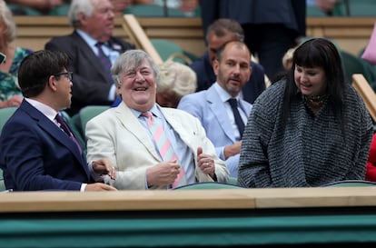 De izquierda a derecha, el comediante británico Michael McIntyre, el actor británico Stephen Fry y la escritora, actriz y directora estadounidense Lena Dunham. Juntos presenciaron el partido de cuartos de final masculino entre Jannik Sinner y Daniil Medvedev.