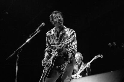 
Chuck Berry, en una actuación en Montevideo en 2013.
Chuck Berry, en una actuación en Montevideo en 2013. AFP
El compositor, guitarrista y cantante estadounidense Chuck Berry, uno de los padres del rock and roll, ha fallecido este sábado a los 90 años, ha informado el departamento de policía del condado de Saint Charles, en Misuri (EE UU), en su perfil de Facebook. En la imagen una de sus actuaciones en 1989 en Nueva York. 