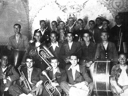 Ernesto Sempere (en la primera fila, el cuarto por la izquierda), uno de los últimos supervivientes del penal, con la banda de música de Valdenoceda en 1941.
