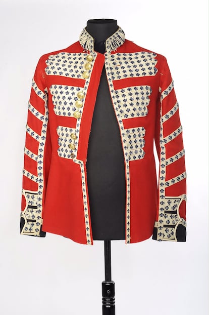 Chaqueta militar roja que Jagger vistió mientras cantaba los temas 'Paint It Black' y 'Under My Thumb' en la gira 'Read Steady Go!' en 1966, incluida en la exposición 'Exhibitionism'.