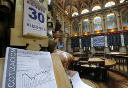 El principal indicador de la Bolsa española, el IBEX 35, cedía ayer el 0,80 % a mediodía y no lograba superar el nivel de los 8.400 puntos, en un día marcado de nuevo por la situación en Siria y por algunos datos macro de la Unión Europea.