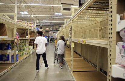 Clientes buscan provisiones minutos antes del cierre de un supermercado en Corpus Christi, Texas, para hacer frente a la llegada del huracán Harvey.