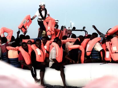 Un grupo de migrantes son rescatados por personal del buque 'Aquarius' el pasado 9 de junio.