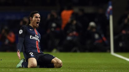 Cavani celebra el segundo ante el Chelsea.