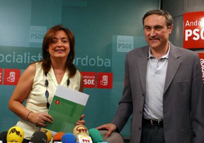 Mar Moreno, ayer, junto al secretario general del PSOE de Córdoba, José Antonio Ruiz Almenara.