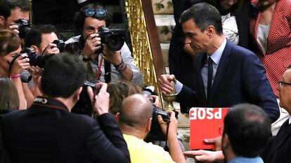 El presidente del Gobierno, Pedro Sánchez, abandona el hemiciclo este pasado jueves.