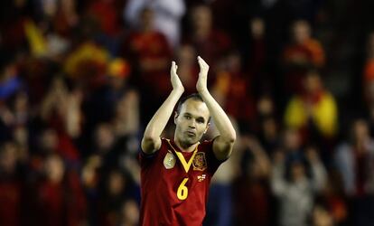 Iniesta se marcha saludando a la afición