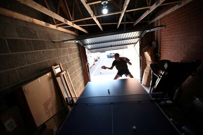 Liam Pitchford, miembro del equipo de tenis de mesa británico, durante una sesión de entrenamiento en el interior de su vivienda en Nottingham (Reino Unido).