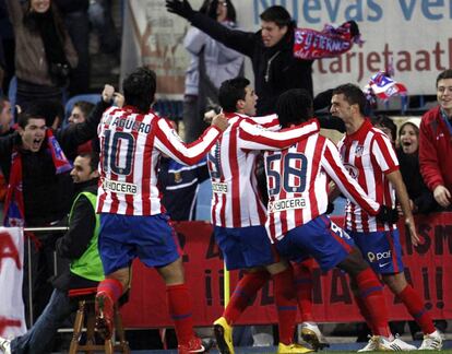 Agüero, Reyes e Ibra corren a abrazar a Simão, tras conseguir el portugués, de golpe franco directo, el quinto gol del Atlético, el que decidió la eliminatoria.