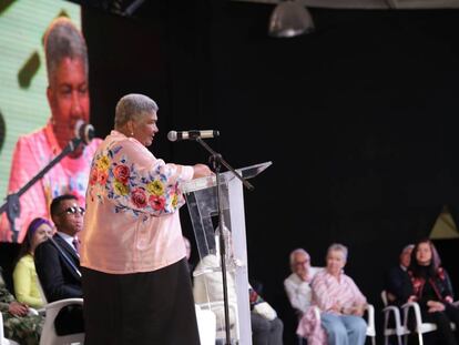 Ángela Salazar, integrante de la Comisión de la Verdad en Colombia, interviene durante el acto de instalación.