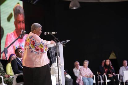 Ángela Salazar, integrante de la Comisión de la Verdad en Colombia, interviene durante el acto de instalación.