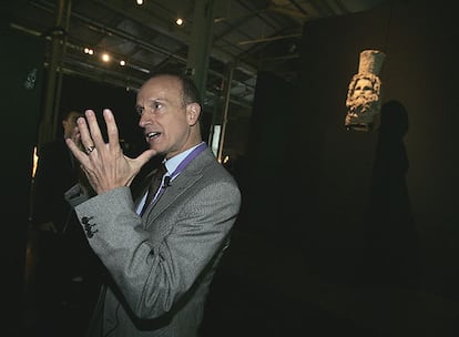 Franck Goddio, retratado ayer en la exposicin <i>Tesoros sumergidos de Egipto</i>, en el antiguo Matadero de Legazpi. Detrs, un busto del dios Serapis.