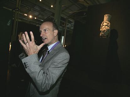 Franck Goddio, retratado ayer en la exposición <i>Tesoros sumergidos de Egipto</i>, en el antiguo Matadero de Legazpi. Detrás, un busto del dios Serapis.