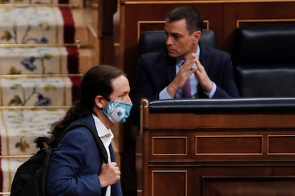 Pablo Iglesias, pasa ante el presidente del Gobierno, Pedro Sánchez, en junio en el Congreso.