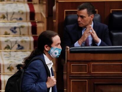 Pablo Iglesias pasa ante Pedro Sánchez en el Congreso.