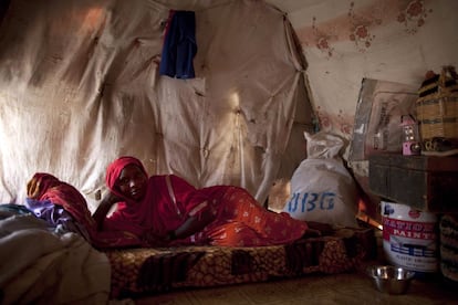 Idil Yusuf Ahmed posa en el interior de su tienda en el campo de refugiados de Al-Cadaala en Mogadiscio. Ella era la encargada de practicar la ablación genital a las niñas pero decidió dejar de hacerlo cuando tuvo que mutilar a su nieta.