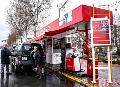 Un cliente llena el depósito de su vehículo en una gasolinera de Madrid.