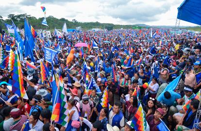 Apoiadores de Evo Morales na recepção do ex-presidente.