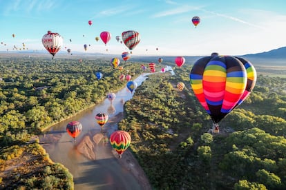 Desde hace 45 años, durante ocho días de octubre (este año, del 7 al 15), los cielos sin nubes de Nuevo México (EE UU) se pintan de colores durante la Albuquerque International Balloon Fiesta, la mayor exhibición de globos aerostáticos del mundo (algunos muy festivos, con formas de personajes infantiles o animales). Da la salida la Dawn Patrol, la patrulla del amanecer, globos equipados con luces de posición que vuelan antes de que salga el sol, y, a las siete de la mañana, si las condiciones meteorológicas lo permiten, se celebra la Mass Ascension, el espectacular despegue en masa de cerca de 500 globos.