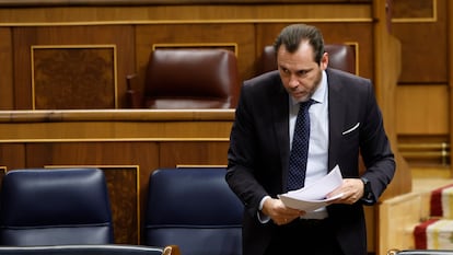 El ministro de Transportes, Óscar Puente, antes de su intervención en el pleno del Congreso de los Diputados de este miércoles.