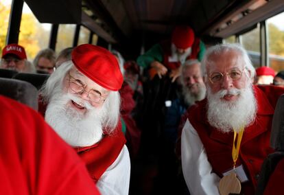 Varios Santas a bordo de un autobús durante un viaje fuera de la escuela de Santa Claus de Midland, el 28 de octubre de 2016.