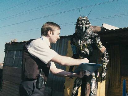 Sharlto Copley, que encarna al protagonista, desaloja a un extraterrestre.