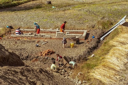 Una familia construye su choza apilando un ladrillo encima del otro en Bhaktapur, valle de Katmandú, en noviembre 2021 Las personas que se trasladan a trabajar en la industria del ladrillo llegan al principio de noviembre para empezar a levantar sus viviendas a pocos metros de la fábrica. En la mayoría de los casos no tienen acceso al agua y rara vez a la electricidad.