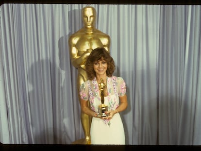 Sally Field, tras ganar el Oscar en 1980.