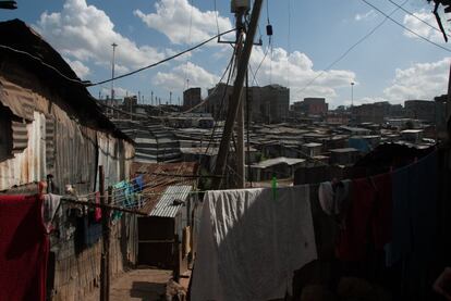 Vistas del asentamiento informal de Mathare, en Nairobi (Kenia) desde una de sus calles. En este territorio de menos de ocho kilómetros cuadrados viven más de 600.000 personas.