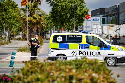 Un vehículo de la policía municipal en una zona confinada por el incendio, en Vilanova i la Geltrú (Barcelona), este sábado.